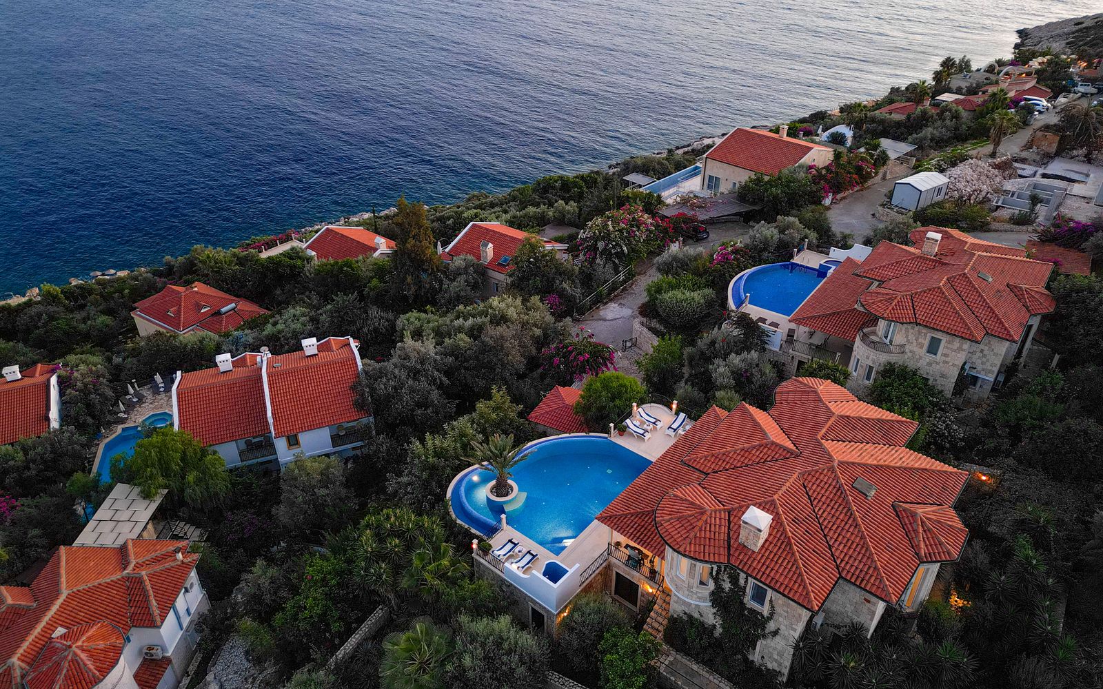 comparison of generic Mediterranean villa and authentic Balinese architecture in Bali property market